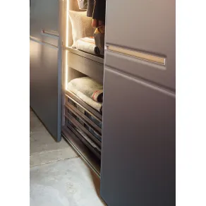 La maniglia incassata in alluminio anodizzato color bronzo sottolinea la scansione orizzontale di Warm. 