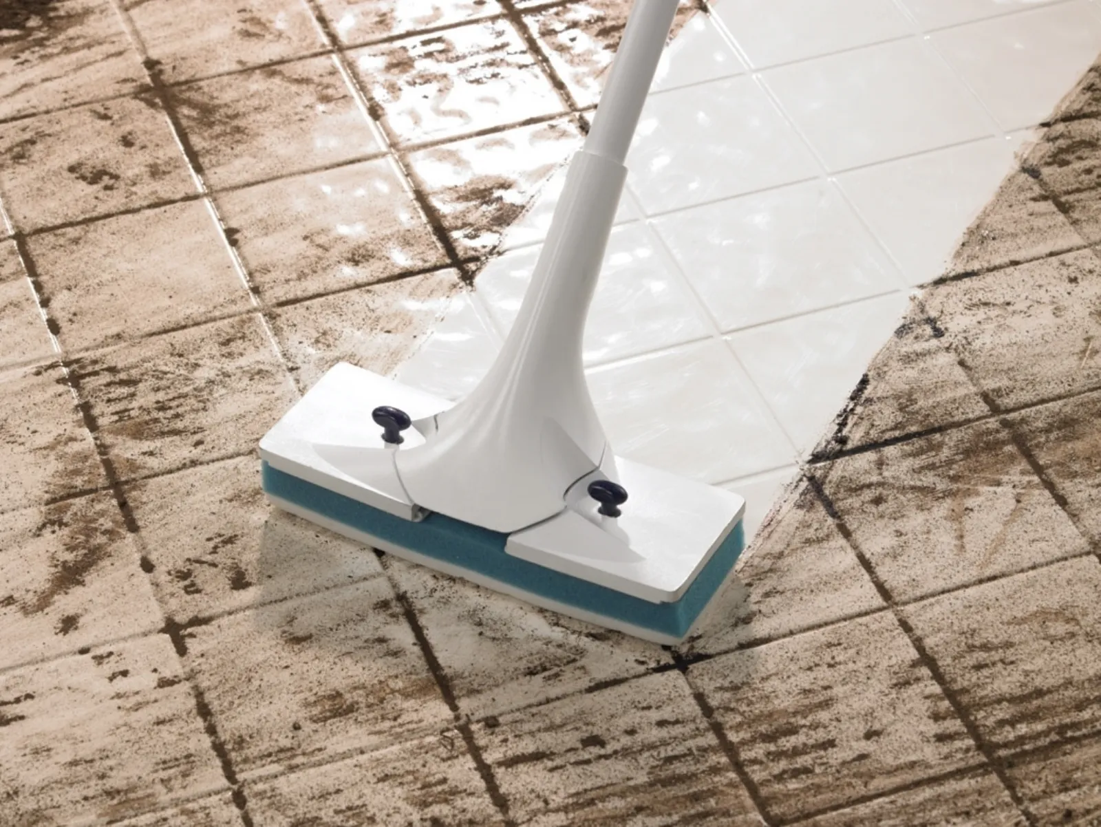 Чем отмыть белый пол. Мытье плитки на полу. Приспособления для чистки плитки в ванной. Швабры для пола из плитки. Моющая плитка пол.