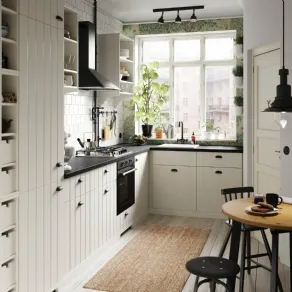 Un modello di cucina country Ikea con le ante Hittarp scalanate 