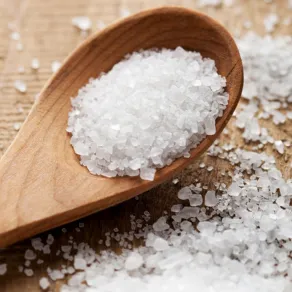 Rimedi naturali e detergenti specifici contro residui di grasso ostinato nel forno