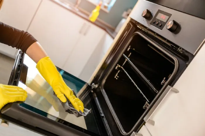 Come pulire il forno elettrico in quattro semplici mosse
