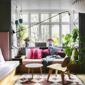 Colorata, vibrante, familiare è questa zona giorno nordica
