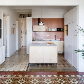 Contrasti, mix dinamici di colori e decori per dividere senza separare il living openspace
