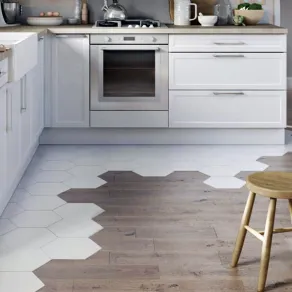 Un evergreen è il binomio parquet e cementine esagonali, soprattutto per proteggere le zone a maggior traffico come cucina e bagno