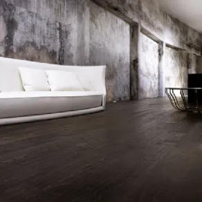 parquet e divano bianco