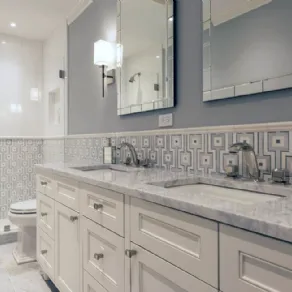 Bagno dalle linee classiche in toni di grigio, Martini