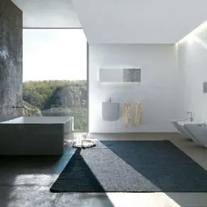 bagno con tappeto antracite, parete finestrata, vasca quadrangolare, parete scura