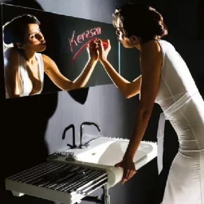 donna con vestito lungo bianco che scrive con rossetto rosso su specchio