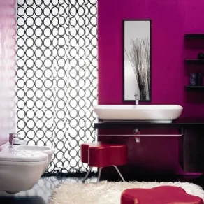 bagno con pareti fucsia, sanitari bianchi e mobili neri, tenda doccia con cerchi neri su fondo bianco 