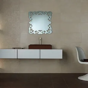 lavabo bourdeaux con specchio a parete intagliato in stile barocco, sedia bianca design con asciugamano bourdeaux