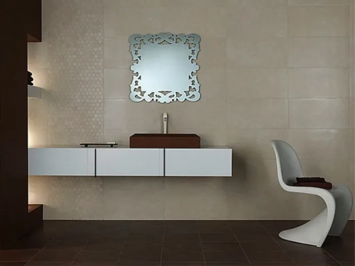 lavabo bourdeaux con specchio a parete intagliato in stile barocco, sedia bianca design con asciugamano bourdeaux