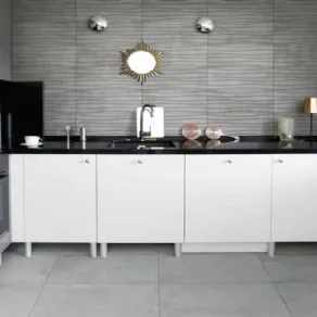 Marazzi Appeal, pavimento effetto cemento e cucina bianca lucida