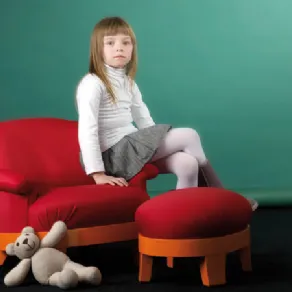 bambina seduta seu mini poltroncina arancio e rossa, pouf abbinato e orsetto peluche