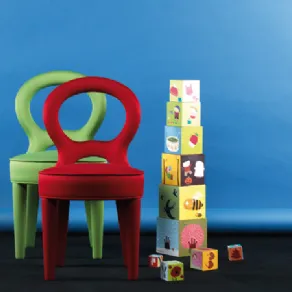 due sedie imbottite rossa e verde mela con cubi per bambini impilati