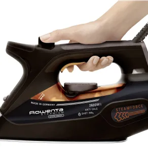 Un ferro da stiro Rowenta DW9140