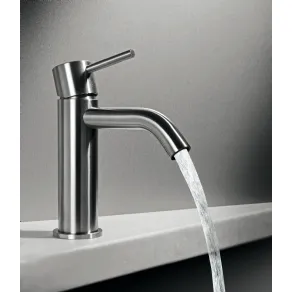 Rubinetto al piano CleoSteel 48 per lavabo, misura M. Finitura Acciaio Inox Spazzolato