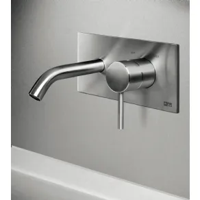 Rubinetto al piano CleoSteel 48 “mini” per lavabo, misura M, e rubinetto al piano CleoSteel 48 per lavabo, misura M. Finitura Acciaio Inox Spazzolato