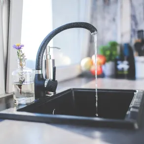 Lavello in fragranite nero con miscelatore coordinato
