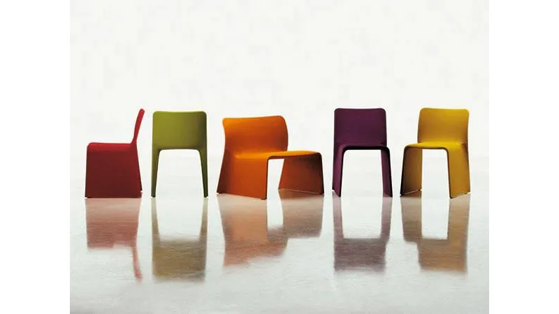 cinque sedute geometriche nelle tinte rosso, verde mela, arancio, melanzana e giallo