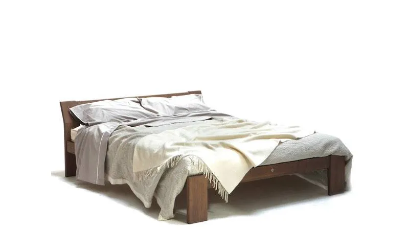 letto matrimoniale con struttura in legno e biancheria in raso nelle tinte argento con coperta tinta panna