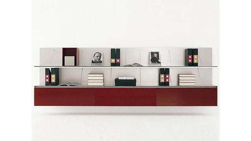 sistema di mensole e cassettiera color bourdeaux con muro portante e cavi, libri