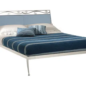 letto matrimoniale con struttura leggera in ferro battuto bianco e biancheria nei toni bianco e blu pavone