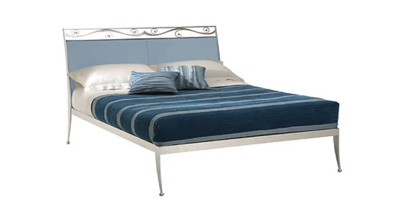 letto matrimoniale con struttura leggera in ferro battuto bianco e biancheria nei toni bianco e blu pavone
