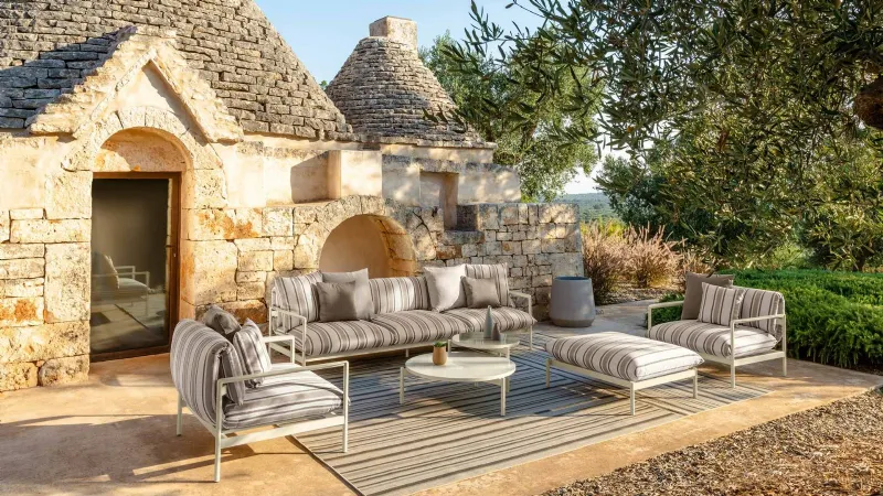 Collezione Nalu di Talenti, divano con struttura in alluminio