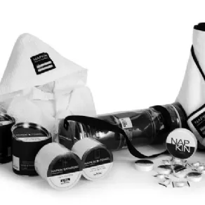 set di salviette in bianco e nero, accappatoio, contenitori cilindrici e astuccio trasparente