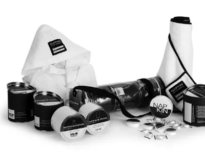 set di salviette in bianco e nero, accappatoio, contenitori cilindrici e astuccio trasparente