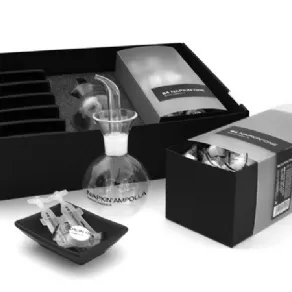 due scatole nere con coperchio trasparente con salviette bianche compresse, ampolla in vetro trasparente