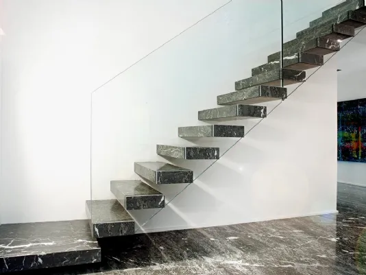 Scale in marmo, un materiale nobile