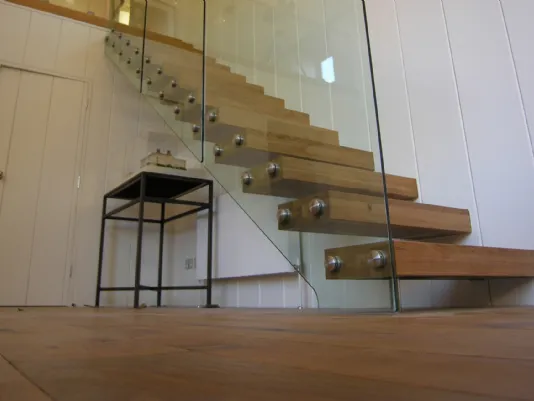 scala in vetro e legno