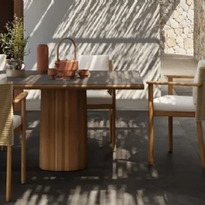 Poltroncina Giro di Kettal, con schienale in corda