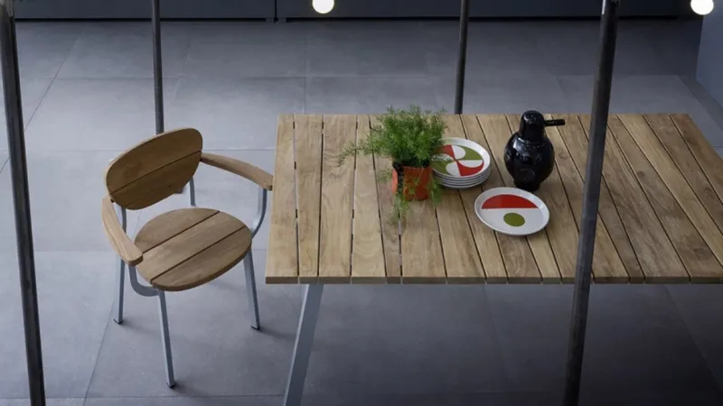 Tavolo da giardino in teak modello Inout134 di Gervasoni