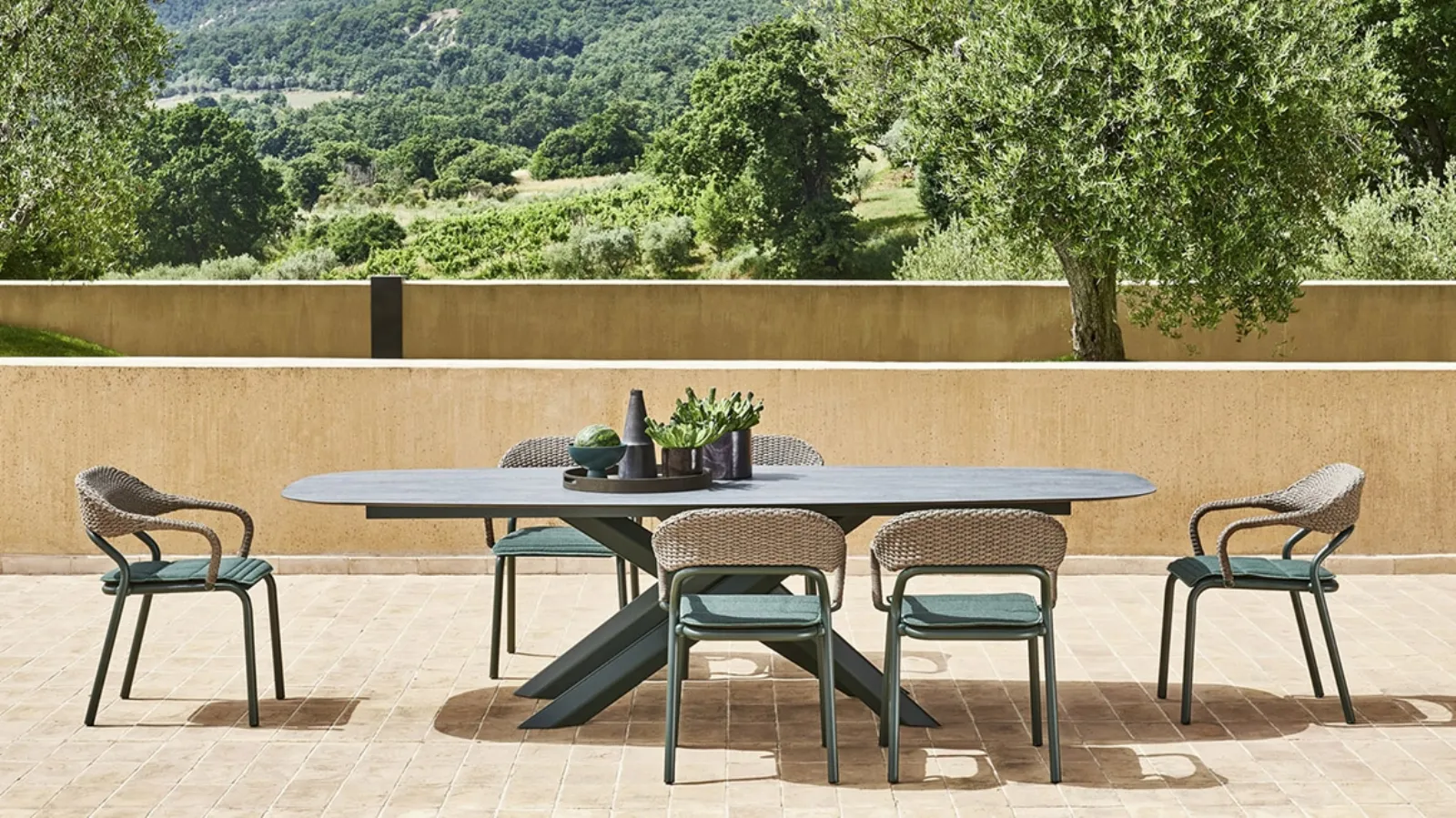 Arreda con tavolo e sedie da giardino l'area pranzo outdoor