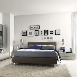 camera moderna con pareti bianche
