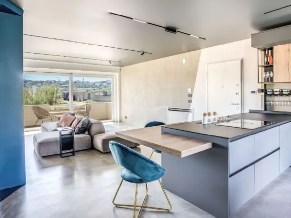 La luce si innamora del colore in un contesto contemporaneo