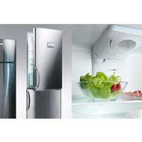 tre immagini di frigorifero in acciaio, chiuso, in apertura e dettaglio del ripiano superiore con verdura