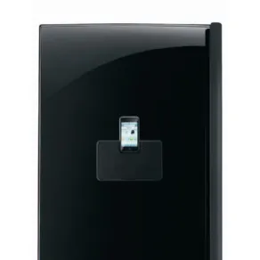 anta nera di frigorifero con supporto iPod