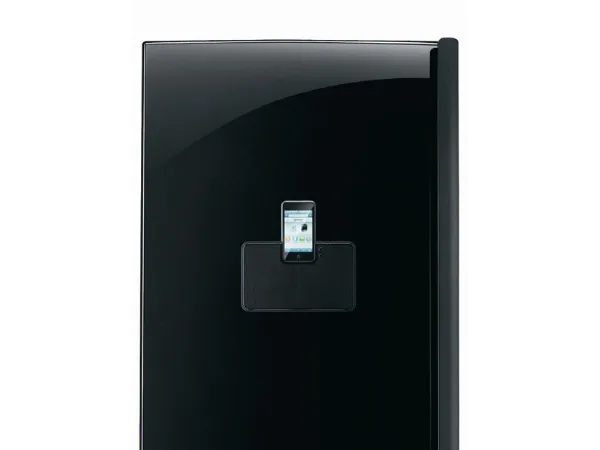 anta nera di frigorifero con supporto iPod