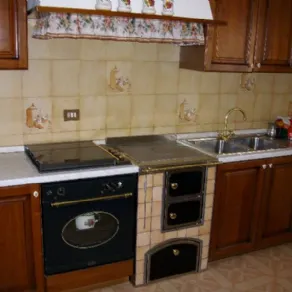 Una cucina a legna affiancata ad una tradizionale
