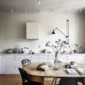 Arredamento in stile minimal scandinavo per questa cucina bianca (immagine via Entrance Makleri)