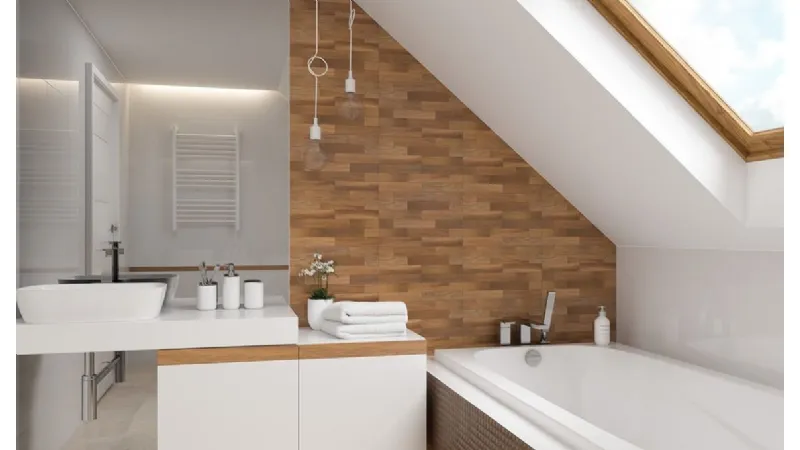 Bagno mansardato con vasca da bagno