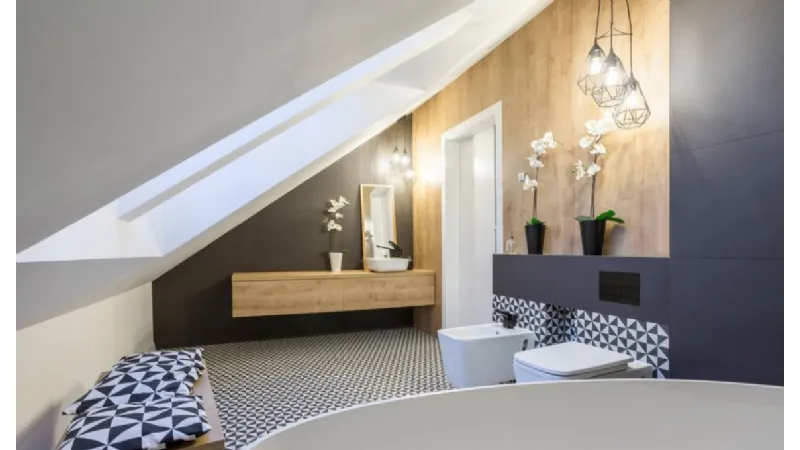 Bagno in mansarda con mobile sospeso