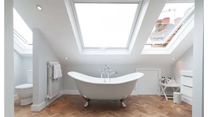Vasca freestanding nel bagno mansardato
