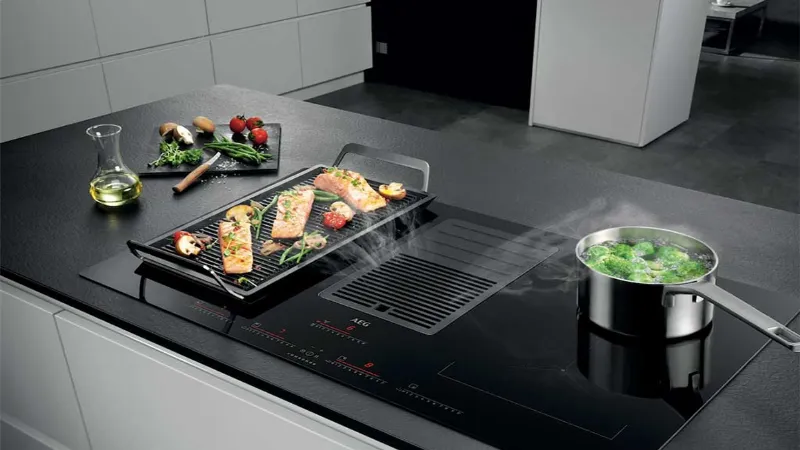 Piano cottura con cappa integrata di AEG
