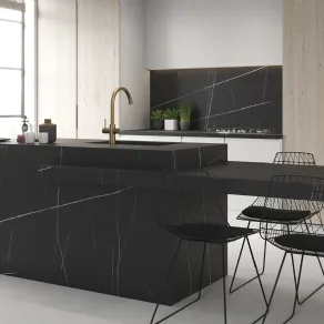 Inalco presenta il top in gres effetto marmo Alazai con venature bianche e arancioni su sfondo nero (dimensioni lastre 150x320 cm, spessori 12, 6 e 4 mm)