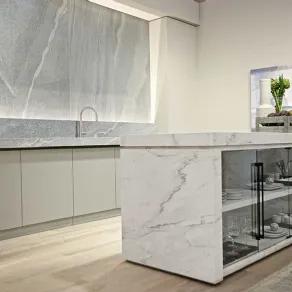 Florim Stone è la collezione di grandi lastre effetto marmo di Florim impiegate per realizzare top cucina e architetture d'arredo per la casa