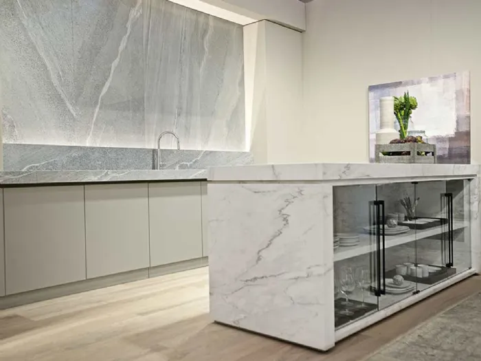 Florim Stone è la collezione di grandi lastre effetto marmo di Florim impiegate per realizzare top cucina e architetture d'arredo per la casa